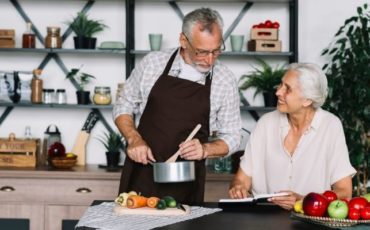 homme âgé avec femme âgée cuisine