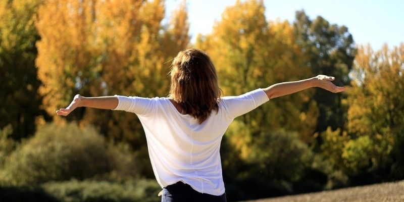 femme libre en extérieur