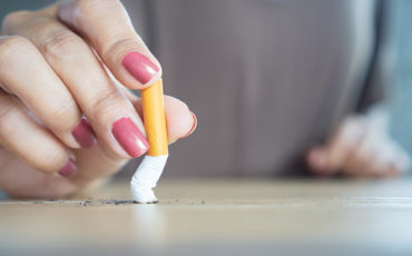 main femme cigarette écrasée