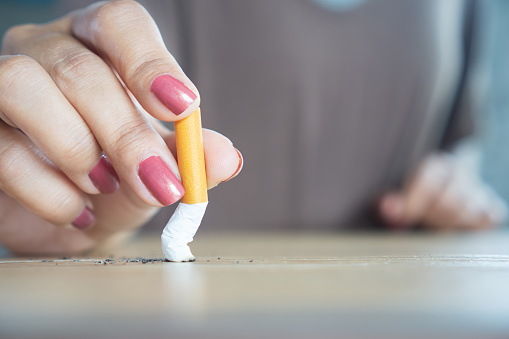 main femme cigarette écrasée