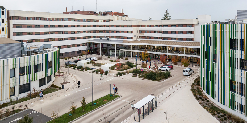 vue aérienne-parvis et batiment de l'hopital de villefranche