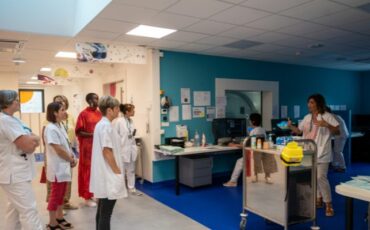 un groupe de professionnels visite le nouvel IRM de l'hôpital de Villefranche