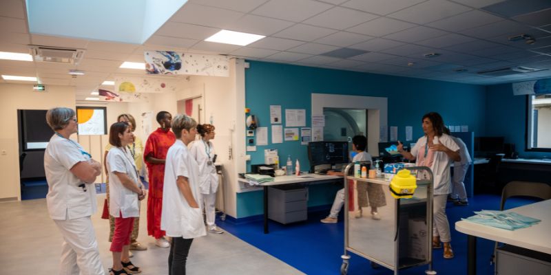 un groupe de professionnels visite le nouvel IRM de l'hôpital de Villefranche