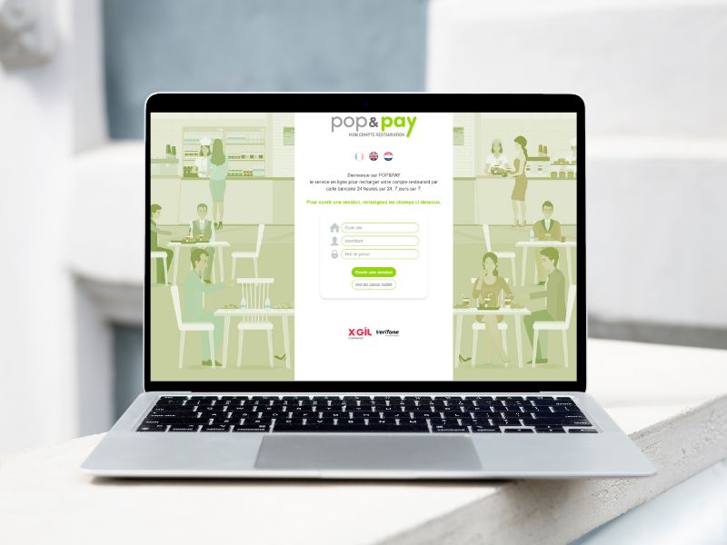 un ordinateur portable affiche le site popandpay sur son écran